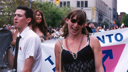 Foliões na parada Toronto 2003 do Orgulho Gay, 30 de junho de 2003.